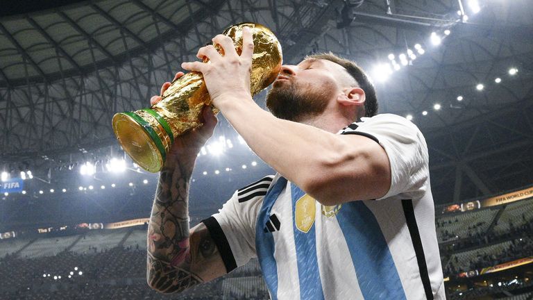Lionel Messi krönt sich mit dem WM-Titel.