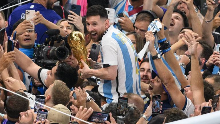 Lionel Messi jubelt mit dem WM-Pokal.
