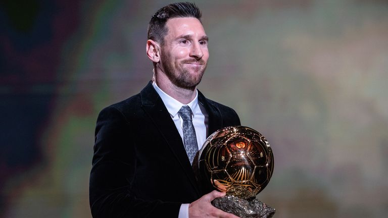 
Messi wurde 2009, 2010, 2011, 2012, 2015, 2019 sowie 2021 von France Football mit dem Ballon d&#39;Or als „Weltfußballer des Jahres" ausgezeichnet und ist mit sieben Titeln der Rekordgewinner