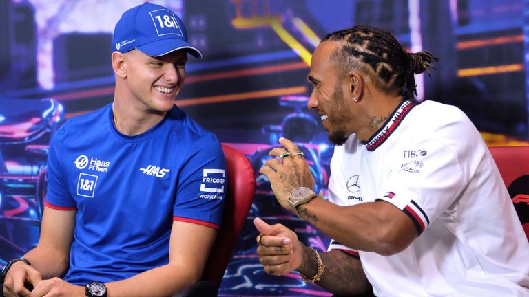 Mick Schumacher und Lewis Hamilton sind ab der kommenden Saison Teamkollegen bei Mercedes.