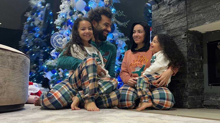 Liverpool-Superstar Mohamed Salah mit seiner Ehefrau Magi und den beiden gemeinsamen Kindern Kayan und Makka.
