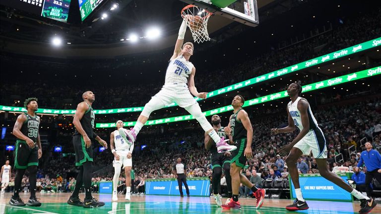 Die Wagner-Brüder liefern eine überragende Leistung bei den Boston Celtics ab und siegen überraschend mit den Orlando Magic.