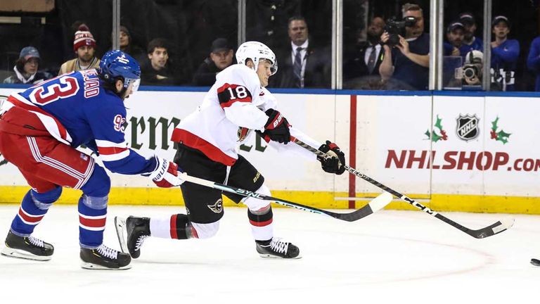 Tim Stützle (r.) von den Ottawa Senators erzielt gegen die New York Rangers sein neuntes Saisontor.