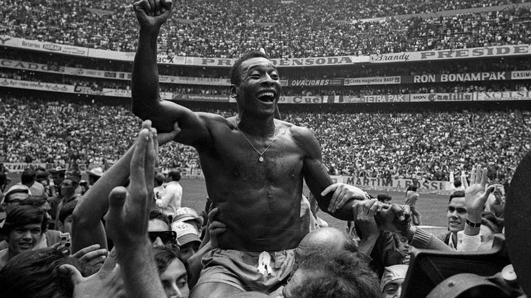 Brasilien – Pele wird zur Legende u.a. mit Garrincha, Zagallo, Jairzinho, Tostão, Rivelino: Der Sportler des 20. Jahrhunderts beschert Brasilien drei WM-Titel (1958, 1962, 1970)