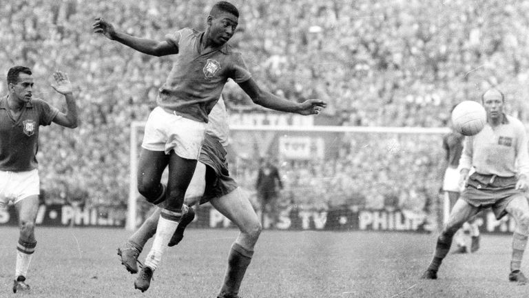 Pele (Brasilien): Der 17-jährige Pele wird bei der WM 1958 in Schweden als bester junger Spieler ausgezeichnet. Zudem gewinnt er mit Brasilien den ersten WM-Titel überhaupt.