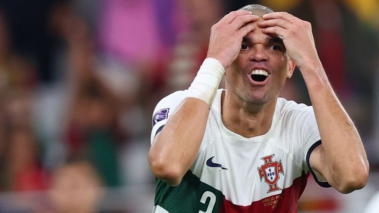 Portugals Pepe hat sich im Viertelfinale gegen Marokko den Arm gebrochen.