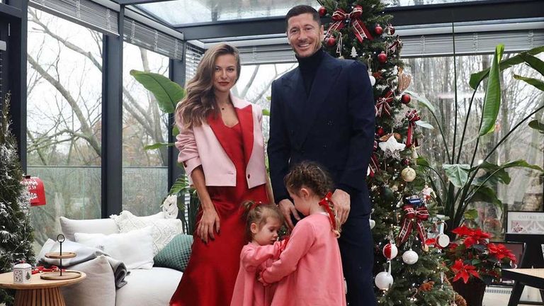 Barca-Superstar Robert Lewandowski mit seiner Ehefrau Anna und den beiden gemeinsamen Töchtern Klara und Laura. Quelle: Instagram/Robert Lewandowski.