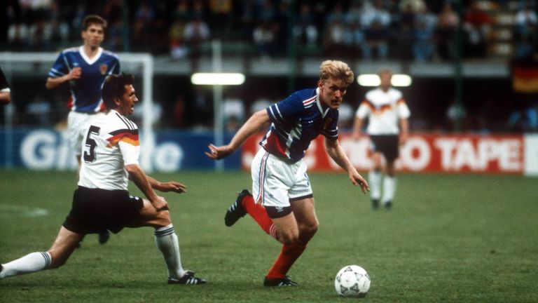 Robert Prosinecki (Jugoslawien): Im Mittelfeld wirbelt der 21-Jährige bei der WM 1990 in Italien durch die Abwehrreihen der Gegner. In Deutschland geboren, feiert er später seinen größten WM-Erfolg 1998 mit Kroatien.