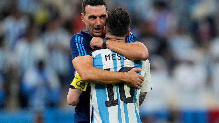 Lionel Scaloni und Lionel Messi feiern gemeinsam den WM-Titel mit Argentinien. 