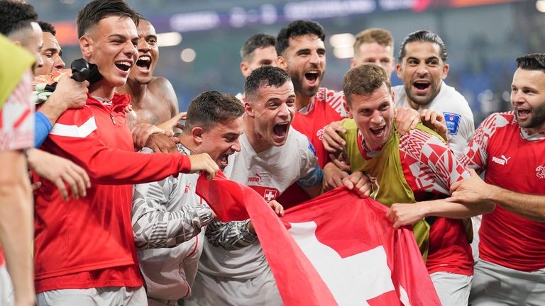Die Schweiz jubelt nach dem Sieg gegen Serbien über den Einzug ins WM-Achtelfinale.