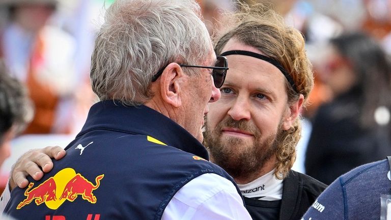 Sebastian Vettel (r.) im Gespräch mit Red-Bull-Motorsportberater Helmut Marko.