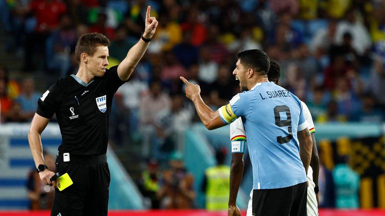 Daniel Siebert sorgte mit einem nicht gegebenen Elfmeterpfiff im Spiel zwischen Uruguay und Ghana kurz vor Schluss für Diskussionen