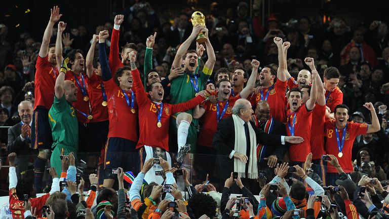 Spanien – drei Titel in Folge u.a. mit Xavi, Iniesta, Casillas, Villa: Europameister 2008, Weltmeister 2010, Europameister 2012.