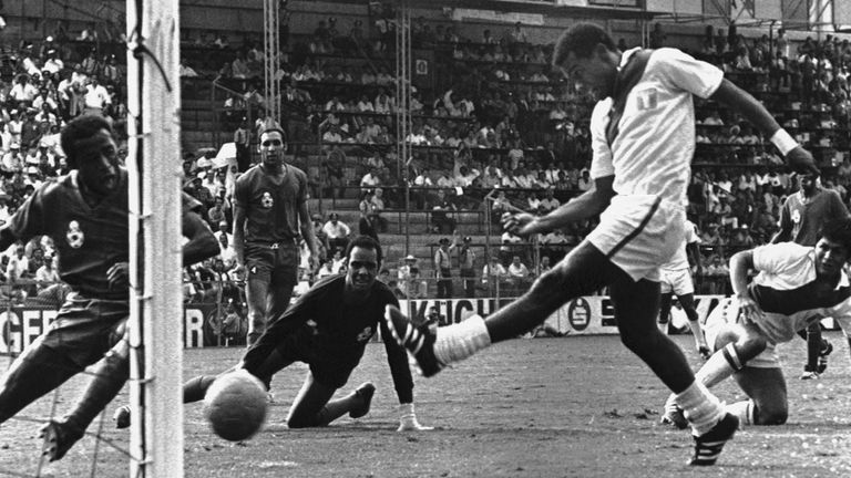 Teofilo Cubillas (Peru): Bei der WM 1970 in Mexiko schießt der 21-Jährige fünf Tore und ist drittbester Torschütze der WM. In Peru gilt Cubillas als einer der größter peruanischen Spieler aller Zeiten.