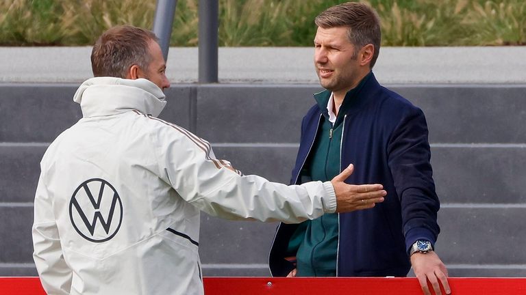 Bald ein Team beim DFB? Thomas Hitzlsperger (r.) im Gespräch mit Bundestrainer Hansi Flick.