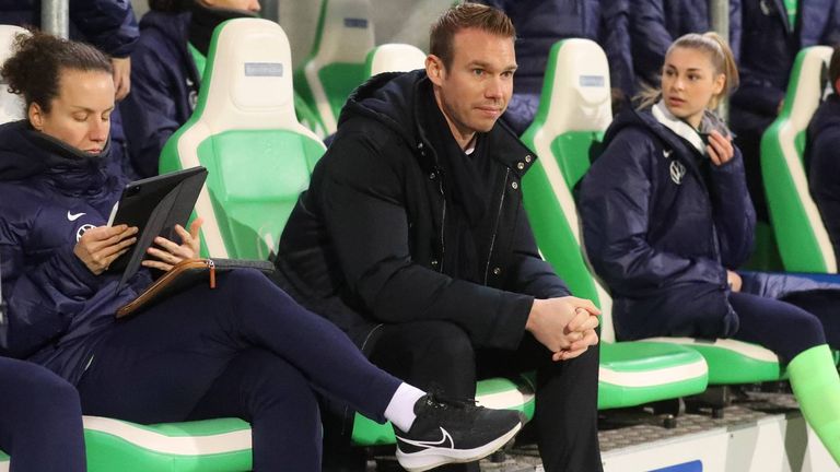 Der VfL Wolfsburg hat mit dem Trainerteam rund um Tommy Stroot verlängert.