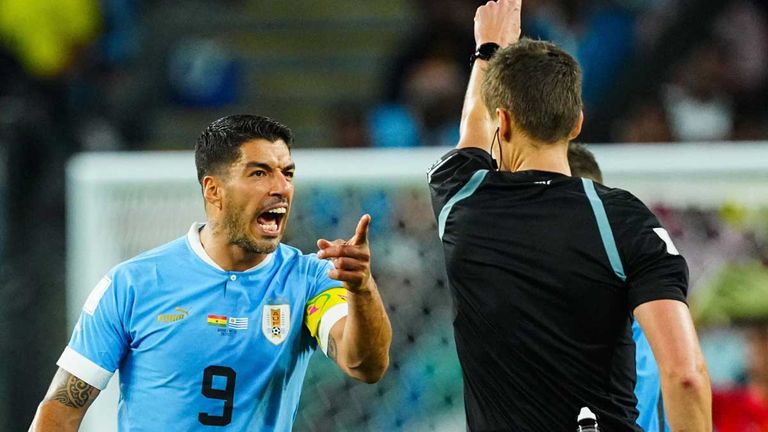 Luis Suarez und die uruguayische Nationalmannschaft fühlt sich vom deutschen Schiedsrichter Daniel Siebert ungerecht behandelt. 