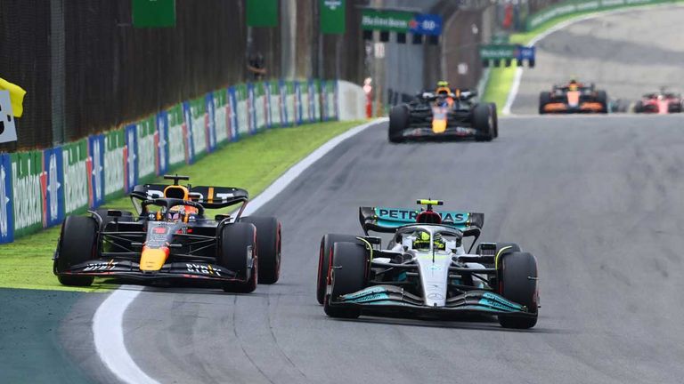 Max Verstappen und Lewis Hamilton werden sich auch 2023 einen heißen Kampf um die F1-Krone liefern.
