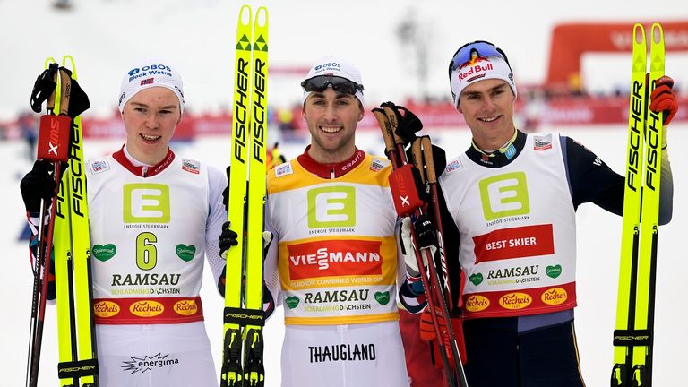 Sieger Jarl Magnus Riiber (Mitte) mit dem Zweitplatzierten Jens Luuras Oftebro (l.) und dem deutschen Drittplatzierten Vinzenz Geiger (r.).