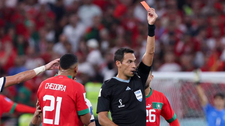 Im Viertelfinale zwischen Marokko und Portugal zeigte Schiedsrichter Facundo Tello einmal die gelb-rote Karte.