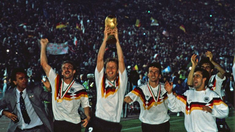 Deutschland – der Kaiser holt den Titel – auch als Trainer u.a. mit Matthäus, Völler, Klinsmann, Kohler, Littbarski, Ilgner: Weltmeister 1990 mit Beckenbauers legendärem Satz: "Auf Jahre hinaus wird unsere Nationalmannschaft unschlagbar sein."