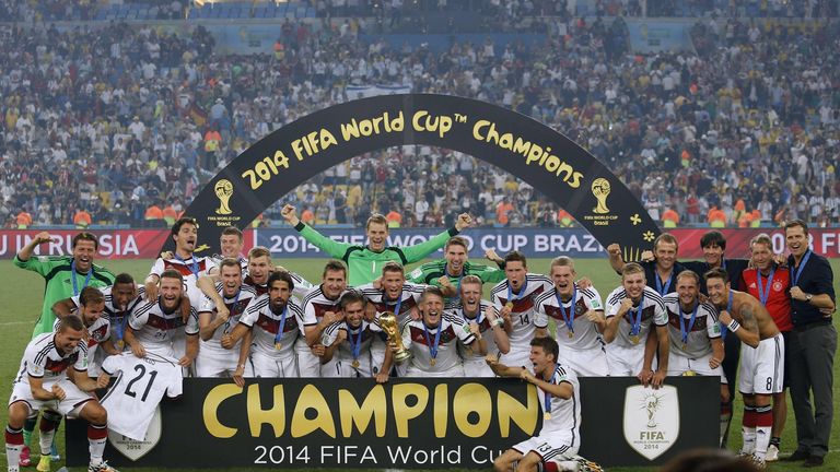 Deutschland – ab der Heim-WM 2006 u.a. mit Klose, Schweinsteiger, Podolski, Lahm, Neuer, Kroos, Müller: Deutschland fiebert über Jahre mit Jogis Jungs mit: WM-Titel 2014 als Höhepunkt.