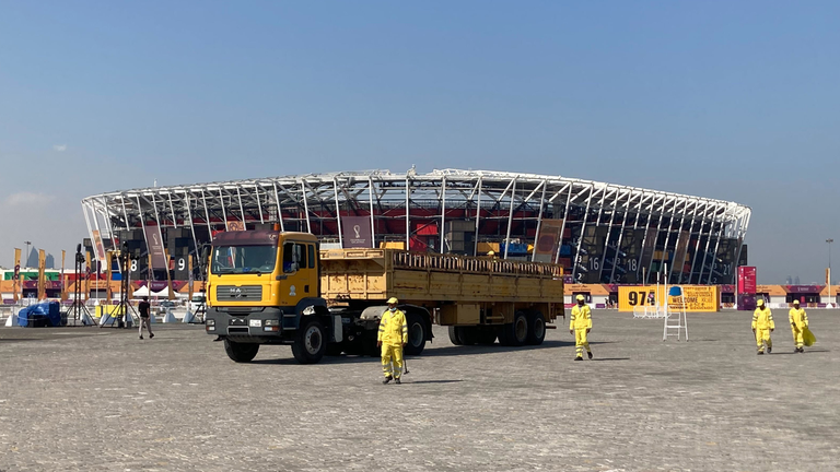 Die ersten Abbauarbeiten rund um das Stadion 974 in Katar haben bereits begonnen.