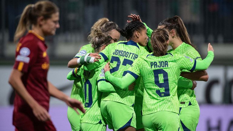 Wolfsburgs Frauen feiern einen Heimsieg in der CL gegen AS Rom. 