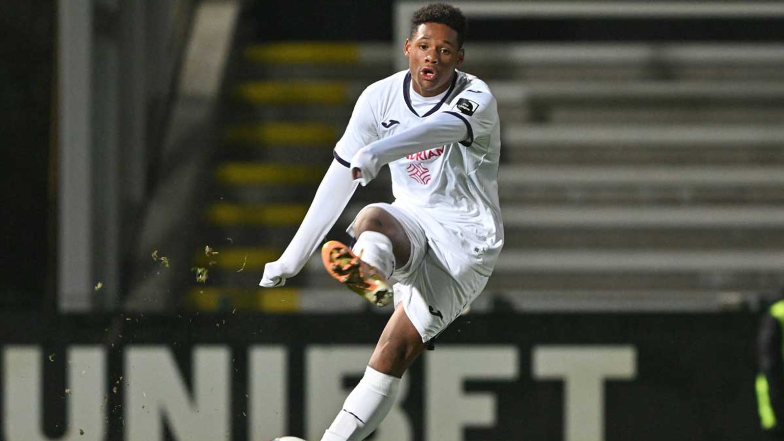 Offiziell Borussia Dortmund verpflichtet Julien Duranville Fußball