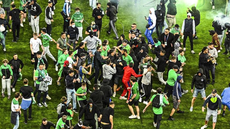 Fans der AS Saint-Etienne stürmten nach dem Abstieg des Vereins den Platz und attackieren die Spieler direkt nach Abpfiff.