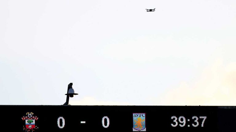 Eine Drohne über dem St. Mary&#39;s Stadium sorgte für eine Spielunterbrechung in der Partie zwischen dem FC Southampton und Aston Villa.