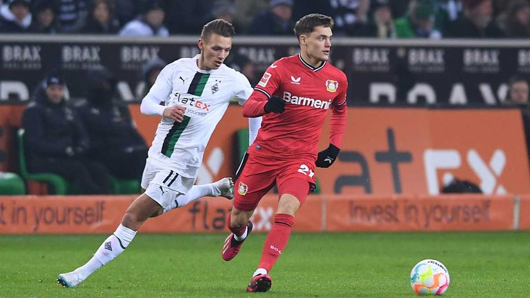 Leverkusens Florian Wirtz (v.) ist nach seiner schweren Verletzung zurück auf dem Fußballplatz.