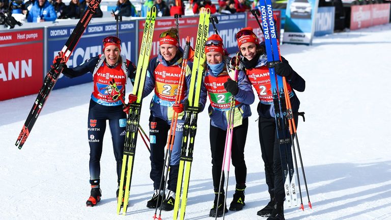 Die deutsche Biathlon-Staffel der Frauen freut sich über den dritten Platz beim Weltcup von Antholz. 