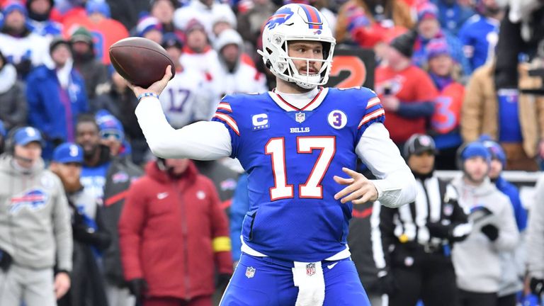 Josh Allen und die Buffalo Bills haben die Miami Dolphins besiegt und sind in den NFL-PLayoffs eine Runde weiter.