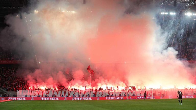 Die Kölner Fans brennen Pyrotechnik im RheinEnergie Stadion ab.
