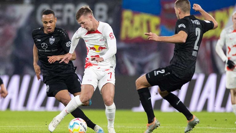 Dani Olmo (2.v.l.) zieht sich gegen den VfB Stuttgart einen Muskelfaserriss zu.