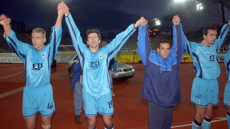 Davor Suker: Der Kroate (WM-Dritter und Torschützenkönig 1998), und CL-Sieger 1998 mit Real Madrid, wechselte 2001 von West Ham United zum TSV 1860 München (hier 2. v. l. neben Sky Reporter Torben Hoffmann (l.))