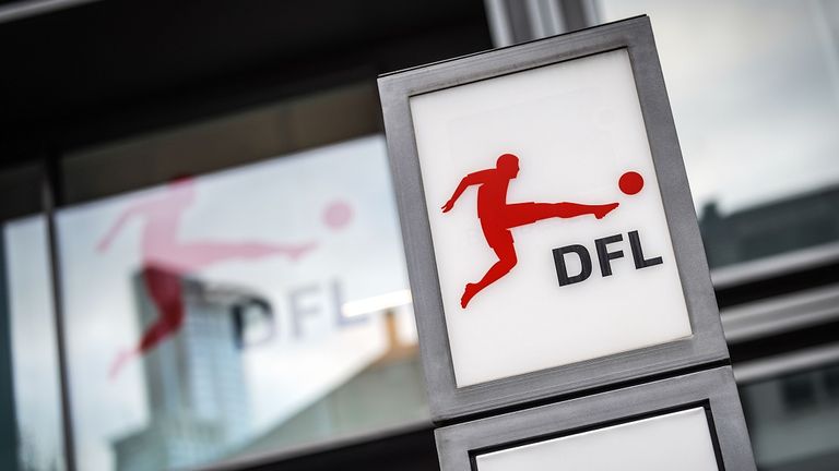 Die DFL wickelt die Transfers der Profi-Teams ab und erteilt die Spielberechtigungen.