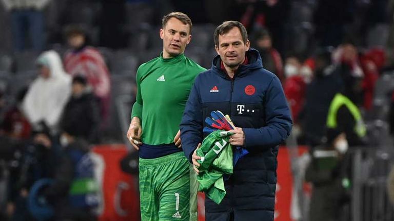 Bayern-Kapitän Manuel Neuer (l.) hat emotional auf das Aus von Torwarttrainer und Freund Toni Tapalovic beim deutschen Rekordmeister reagiert.