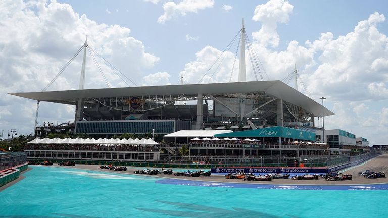 Das im Hintergrund zu sehende "Hard Rock Stadium" der Miami Dolphins wird den Formel-1-Piloten beim kommenden Grand Prix als Fahrerlager dienen. 