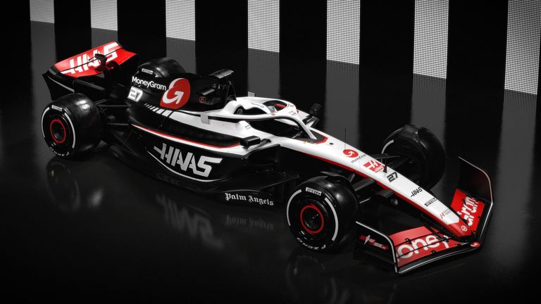 Der neue Haas kommt diese Saison nicht nur in weiß daher, sondern größtenteils in schwarz mit weiß-roten Elementen (Quelle: MoneyGram Haas F1 Team).