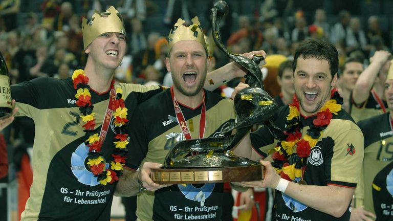 Hens (l.) nach dem Gewinn der WM 2007 mit Christian Schwarzer (M.) und Markus Baur.