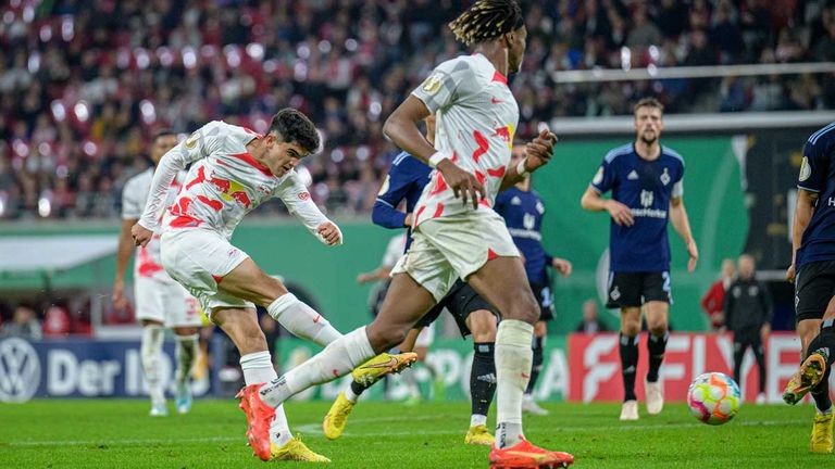 Hugo Novoa (l.) verlässt RB Leipzig auf Leihbasis in Richtung Basel.