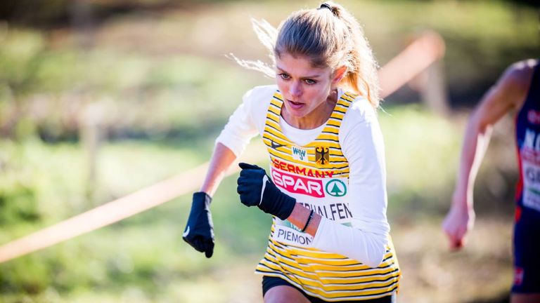Konstanze Klosterhalfen glänzt beim Straßenlauf in Barcelona.