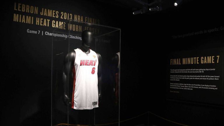 Das Trikot von LeBron James aus dem siebten Spiel der NBA Finals 2013 wurde für 3,7 Millionen Dollar versteigert.