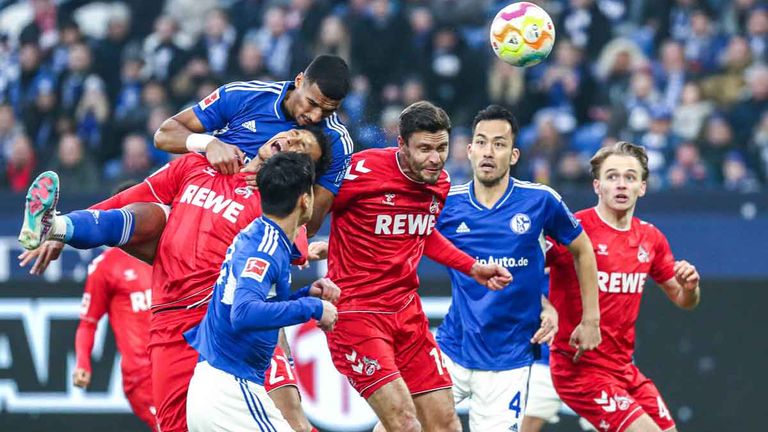 Kopfballduell der Neuzugänge: Schalkes Moritz Jenz steigt höher als Kölns Davie Selke.