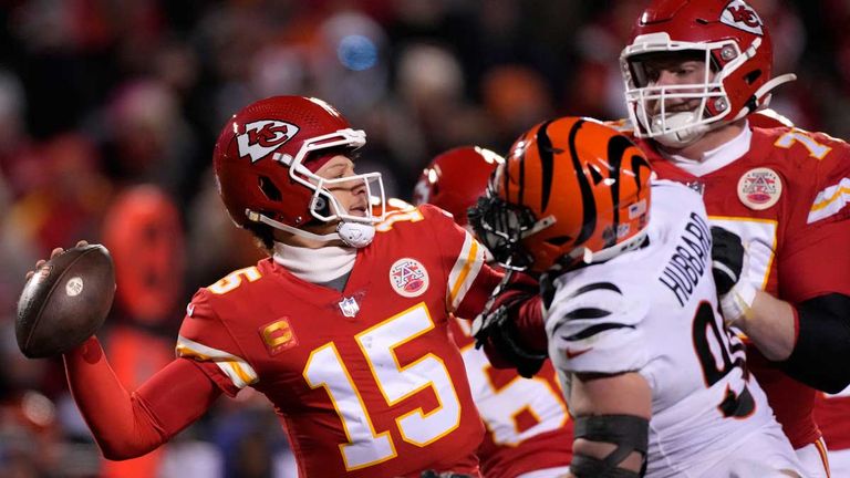 Quarterback Patrick Mahomes (l.) führt die Kansas City Chiefs mit einem Sieg gegen die Cincinnati Bengals in den Super Bowl.