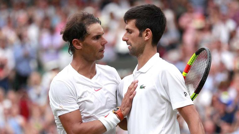 Rafael Nadal (l.) gratuliert Novak Djokovic zum Grand-Slam-Titel in Melbourne.