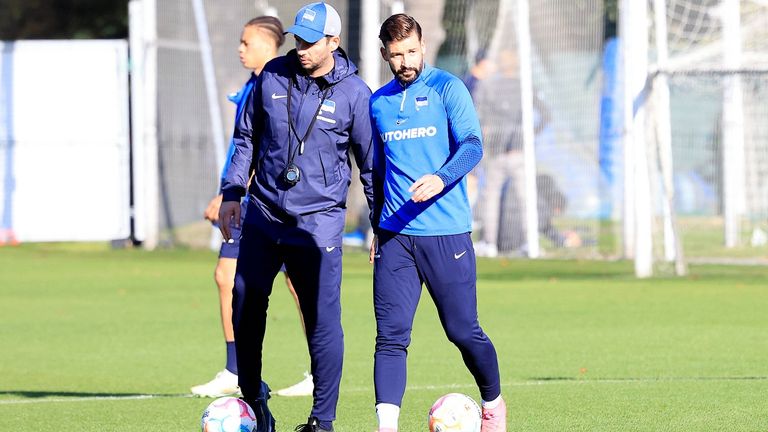 Hertha-Trainer Sandro Schwarz (l.) stärkt seinem Kapitän Marvin Plattenhardt (r.) den Rücken. 