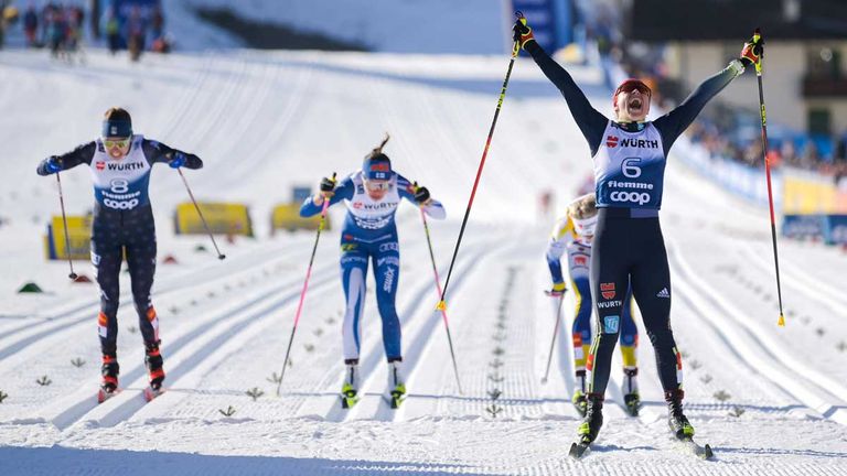 Katharina Hennig (vorne rechts) jubelt über ihren Tagessieg bei der Tour de Ski.